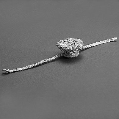 Van den Boom van Frans van Piete, gepofte armband, Yolande van den Boom, gehaakte armband