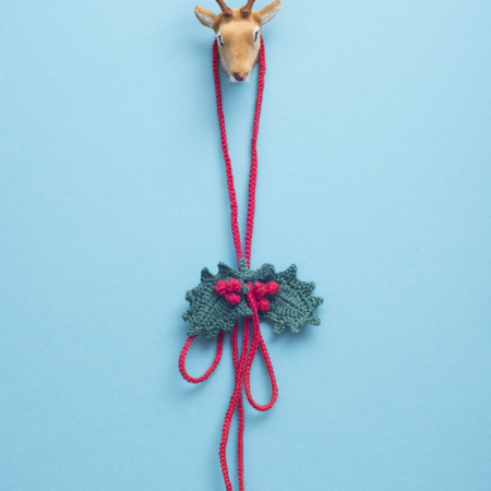 kerststrikje haakpatroon, kerstkleding, kerstversiering, hulst, haken, diy, kerstboom, bolo tie, x-mas