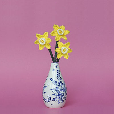 Lentedag 5, narcissen, gehaakt geel, wit, roze, Delfts blauw, vaasje