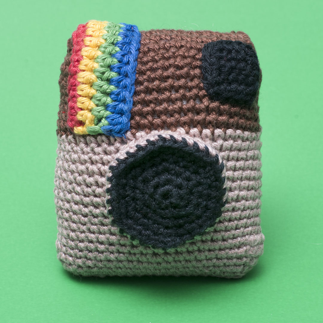 meetthemaker day 23,camera, gehaakt, polaroid, bruin, geel,rood, groen, blauw