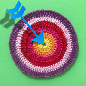 meetthemaker day 27, target, mandala, pijl, gekleurd, gahaakt, schot in de roos