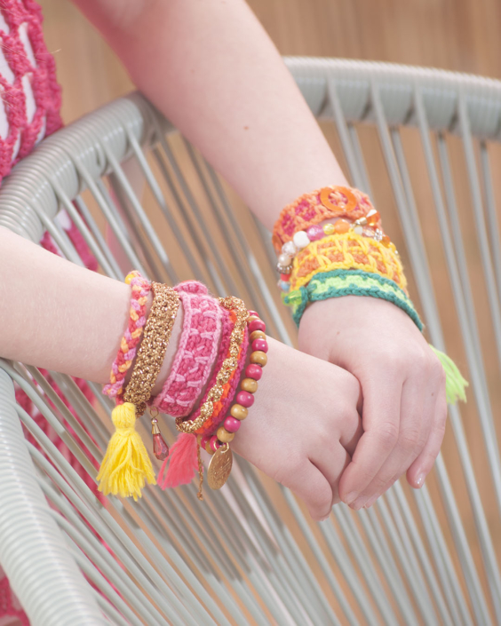 armbandje haken, gehaakt, flosjes, bedeltjes, katoen, gekleurd, goud, groen,oranje, kraaltjes