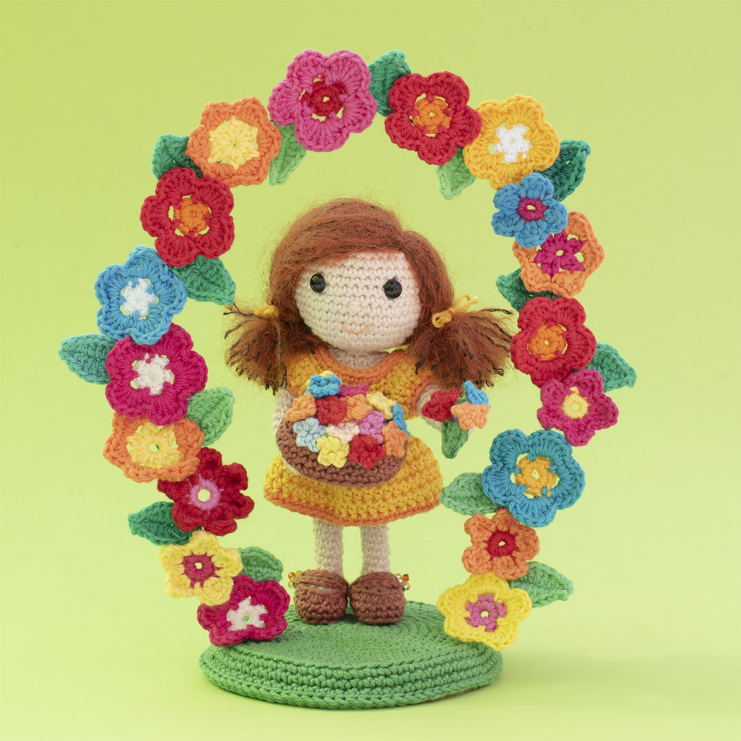 Crochet doll with flowers, crochet doll with floral arch, crochet pattern, pattern, crochet, diy, flowers, arch, flower arch, flower bow