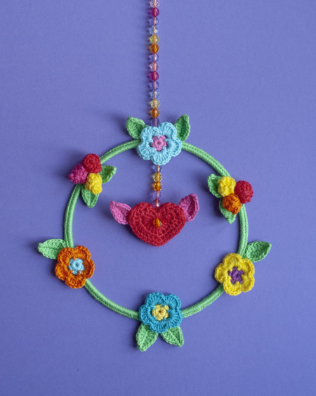 mandala met bloemen, bloemknopjes, hartje met vleugels, mandala, dromenvanger, gehaakt, haakpatroon, diy, katoen, catona, glaskraaaltjes, lente, lentebloemen, voorjaar