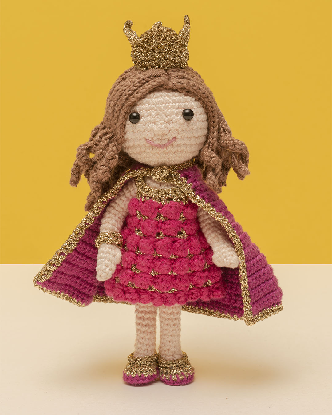 Prinses, haken, gehaakt, haakpatroon, katoen, goud, prinsessenjurkje, prinsessenkroon, koningsdag, amigurumi, gehaakt poppetje, gehaakt prinsesje, gehaakt prinsessenpopje